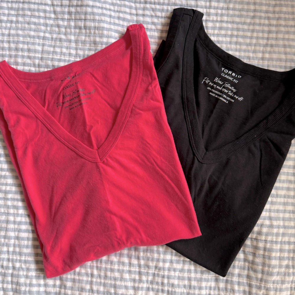 Torrid classic fit, v-neck tanks in Raspberry Pink and Black size 2 (18-20)